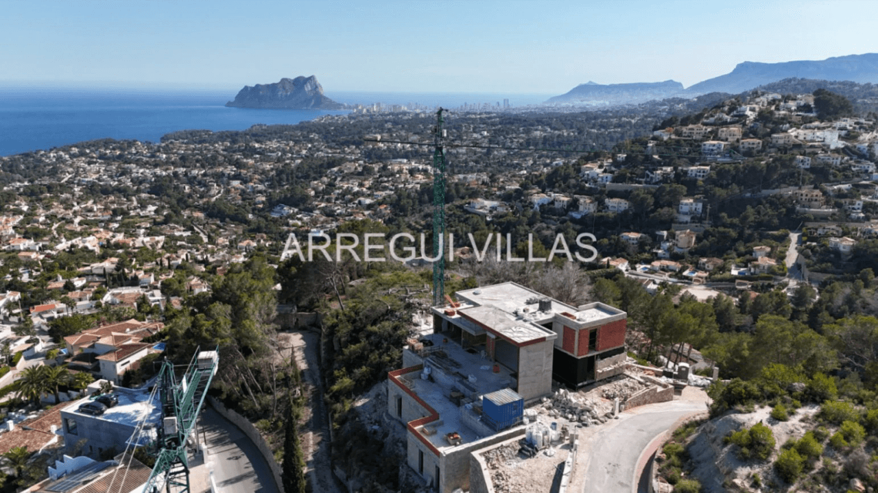 Magnífica villa de diseño en Moraira con preciosas vistas, amplios espacios y máxima luminosidad