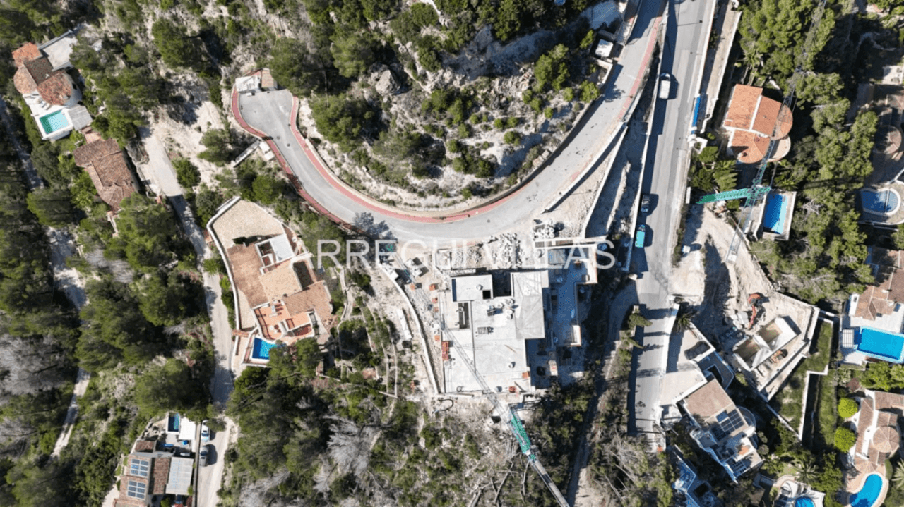 Magnífica villa de diseño en Moraira con preciosas vistas, amplios espacios y máxima luminosidad